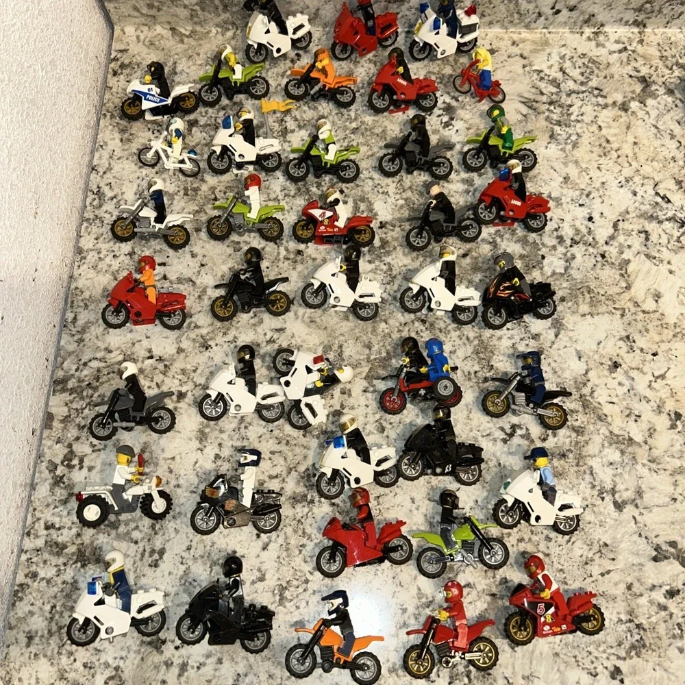 Lego‎ City Motorcycle & Bike Lot Of 40 With Riders Police, Racers, Huge Lot